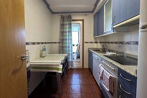2 Bed Apt Sleeps 4 - Two TVs - Free Parking