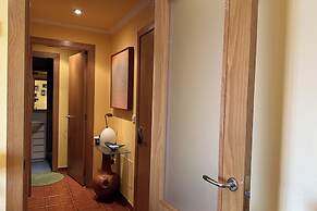 2 Bed Apt Sleeps 4 - Two TVs - Free Parking