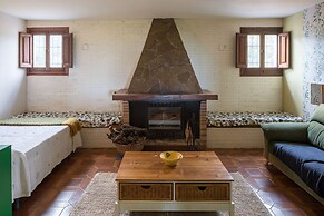 House -sleeps 8-natural Pool-pet Friendly