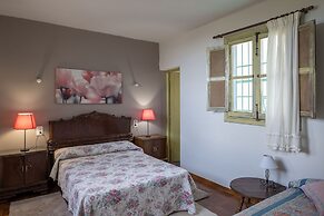House -sleeps 8-natural Pool-pet Friendly