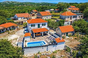 Holiday Home Luce with Pool
