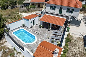 Holiday Home Luce with Pool