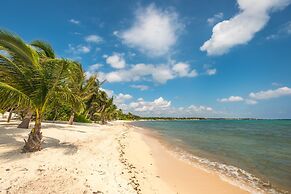Beachfront W Private Staff in Gated Community