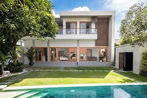 Luxurious Family 6 Br Villa in Seminyak Breakfast Include