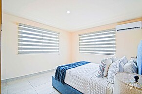 Cozy Stay with onsite Pool Near Malecon