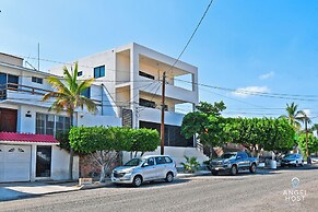 Cozy Stay with onsite Pool Near Malecon