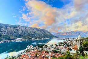 Budva Felix Suits
