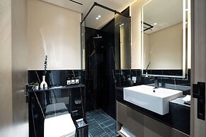 Luxurious 2-BR Oasis Steps Burj Khalifa