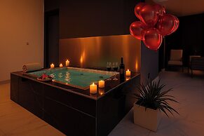 Luxurious 2-BR Oasis Steps Burj Khalifa