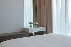 Luxurious 2-BR Oasis Steps Burj Khalifa