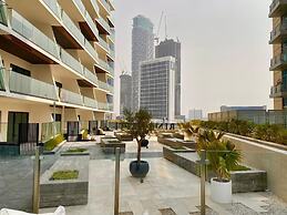 Luxurious 2-BR Oasis Steps Burj Khalifa