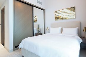Luxurious 2-BR Oasis Steps Burj Khalifa