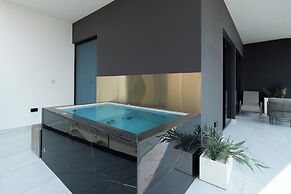 Luxurious 2-BR Oasis Steps Burj Khalifa