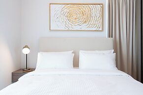Luxurious 2-BR Oasis Steps Burj Khalifa