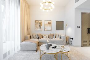 Luxurious 2-BR Oasis Steps Burj Khalifa