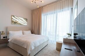 Luxurious 2-BR Oasis Steps Burj Khalifa