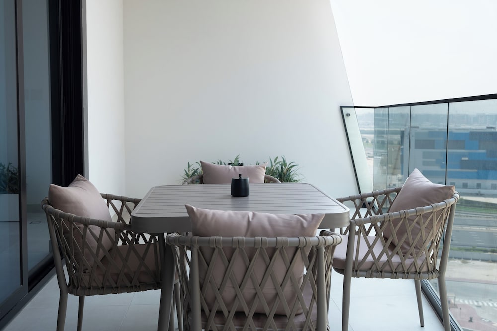 Trendy 2 Bed in Binghatti Canal