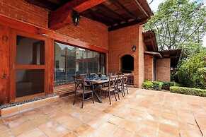 Incredible Property with Huge Garden and Pool!