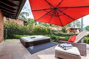 Incredible Property with Huge Garden and Pool!