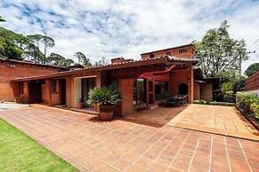 Incredible Property with Huge Garden and Pool!