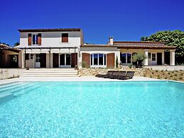 Villa in Provence With Infinity Pool
