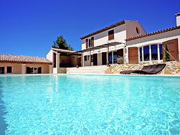 Villa in Provence With Infinity Pool