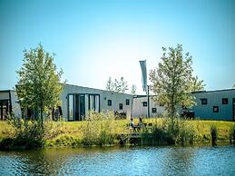 Waterfront Chalet for 6 in Kampen