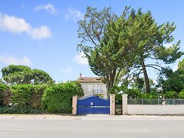 Villa in Lanton Near the Beach With Harbour View