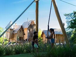 Chalet by Pond in Holiday Park