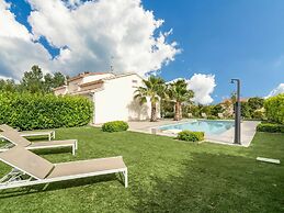 Villa w/ Palm Trees & Pool