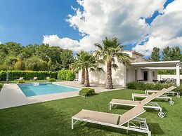 Villa w/ Palm Trees & Pool