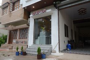 Hotel Shri Dhwaja Inn