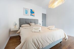 Modern apt With Balcony, 12 min Walk to the Beach