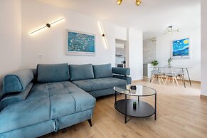 Modern apt With Balcony, 12 min Walk to the Beach
