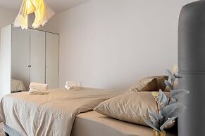 Modern apt With Balcony, 12 min Walk to the Beach