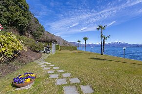 Blu Lake Apartment on Ghiffa Beach