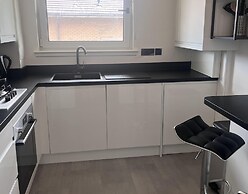2 Bed Flat - Sleeps 4 - Pets - Parking - Wifi