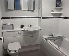 2 Bed Flat - Sleeps 4 - Pets - Parking - Wifi
