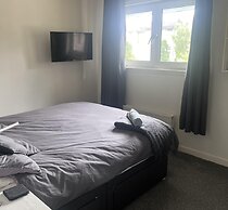 2 Bed Flat - Sleeps 4 - Pets - Parking - Wifi