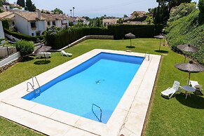 Sunny Tranquility With Pool