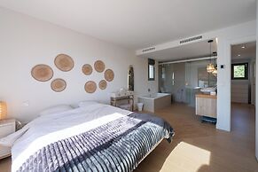 Inviting 3-bed House in Mijas