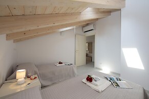 Silver Lake Apartment