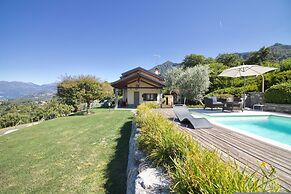 Oasi di Castelveccana Apt Pool and View