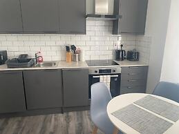 Bright & Stylish 1-bed Apt W/free Parking & Wi-fi