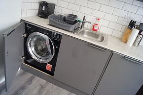 Bright & Stylish 1-bed Apt W/free Parking & Wi-fi