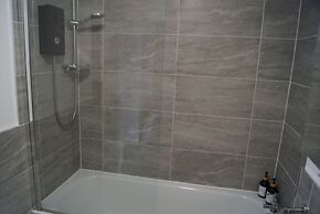 Bright & Stylish 1-bed Apt W/free Parking & Wi-fi