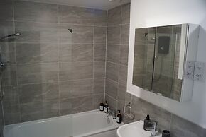 Bright & Stylish 1-bed Apt W/free Parking & Wi-fi