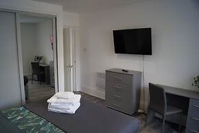 Bright & Stylish 1-bed Apt W/free Parking & Wi-fi