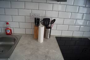 Bright & Stylish 1-bed Apt W/free Parking & Wi-fi