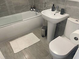 Bright & Stylish 1-bed Apt W/free Parking & Wi-fi